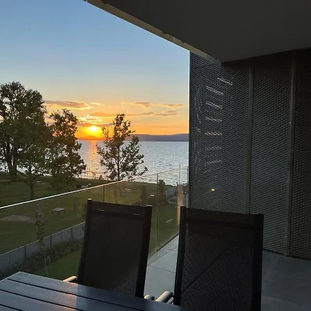 Lela Lakeside A Vizek Szerelmeseinek Balatonlelle