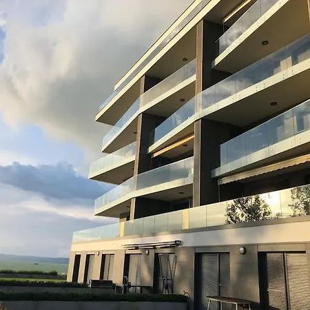 Lela Lakeside A Vizek Szerelmeseinek Apartment *