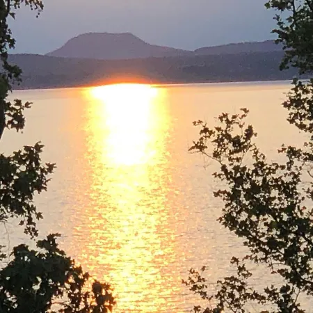 Lela Lakeside A Vizek Szerelmeseinek Apartman