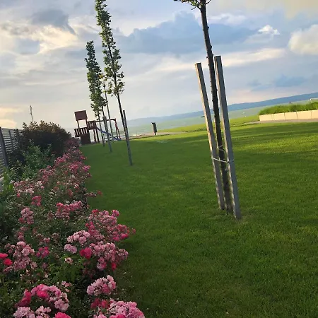 Lela Lakeside A Vizek Szerelmeseinek Apartment *