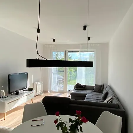 Lela Lakeside A Vizek Szerelmeseinek Apartment