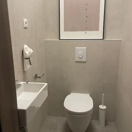 Lela Lakeside A Vizek Szerelmeseinek Balatonlelle