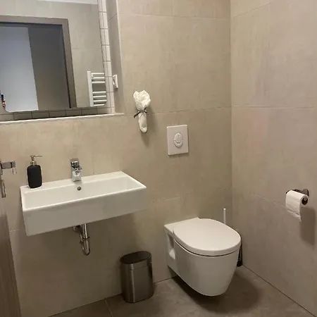 Lela Lakeside A Vizek Szerelmeseinek Apartment